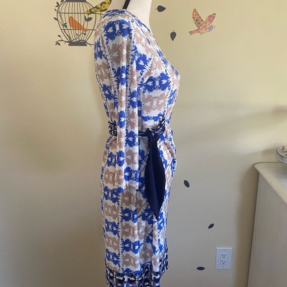 Flattering dress.size 2 - Picture 2 of 7